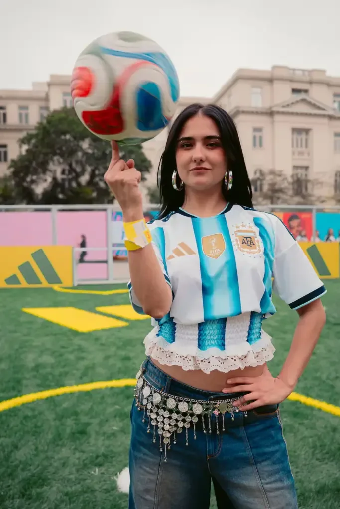 Merly Morello se contagia de la emoción por el fútbol en la jornada The Yards por adidas. Parque de la Exposición. Lima.