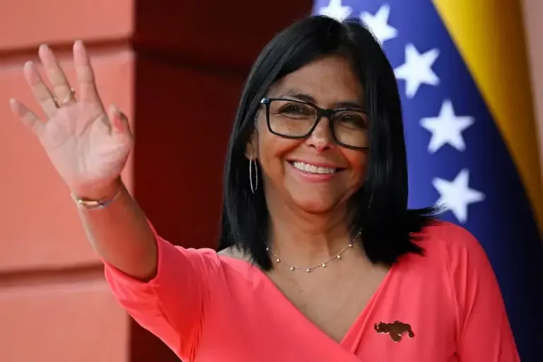 La presidenta interina de Venezuela, Delcy Rodríguez, saluda a la llegada del presidente de Colombia, Gustavo Petro (fuera de plano), a una reunión bilateral en el Palacio Presidencial de Miraflores en Caracas el 24 de abril de 2026. (Foto de Federico PARRA / AFP).