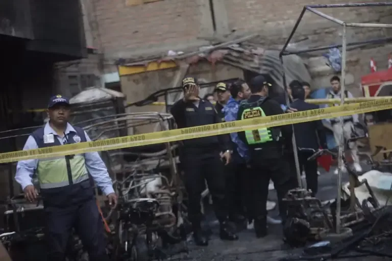 Extortionists allegedly set fire to electric motorcycles and caused a fire that left at least two dead in Cercado de Lima. (Photo: César Grados / @photo.gec)