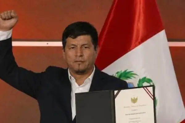 Juntos por el Perú deputy, Julián Pérez Mallqui, detained at police station following assault complaint