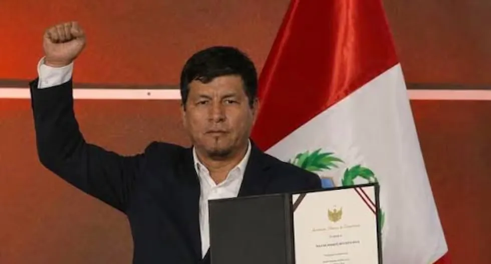 Juntos por el Perú deputy, Julián Pérez Mallqui, detained at police station following assault complaint