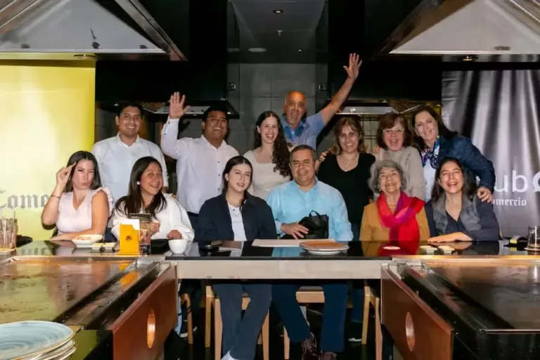 The souvenir photo of El Comercio subscribers after a fruitful Teppanyaki evening at the outstanding EDO restaurant.