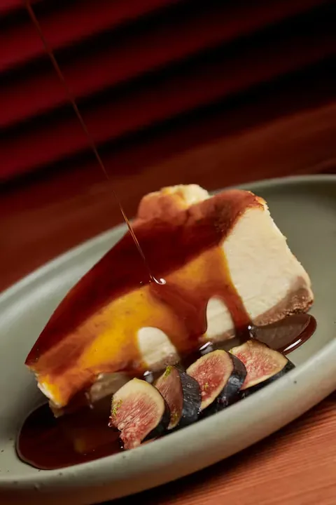The dessert: a cheesecake with chancaca honey and figs. (Photo: Cristina Hara - Sur Studio)