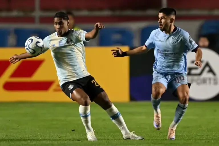 Check which channels broadcast the Gremio vs. Bolívar match and the times to watch it for the second leg playoff of the 2026 Copa Sudamericana. (Photo by AIZAR RALDES / AFP)