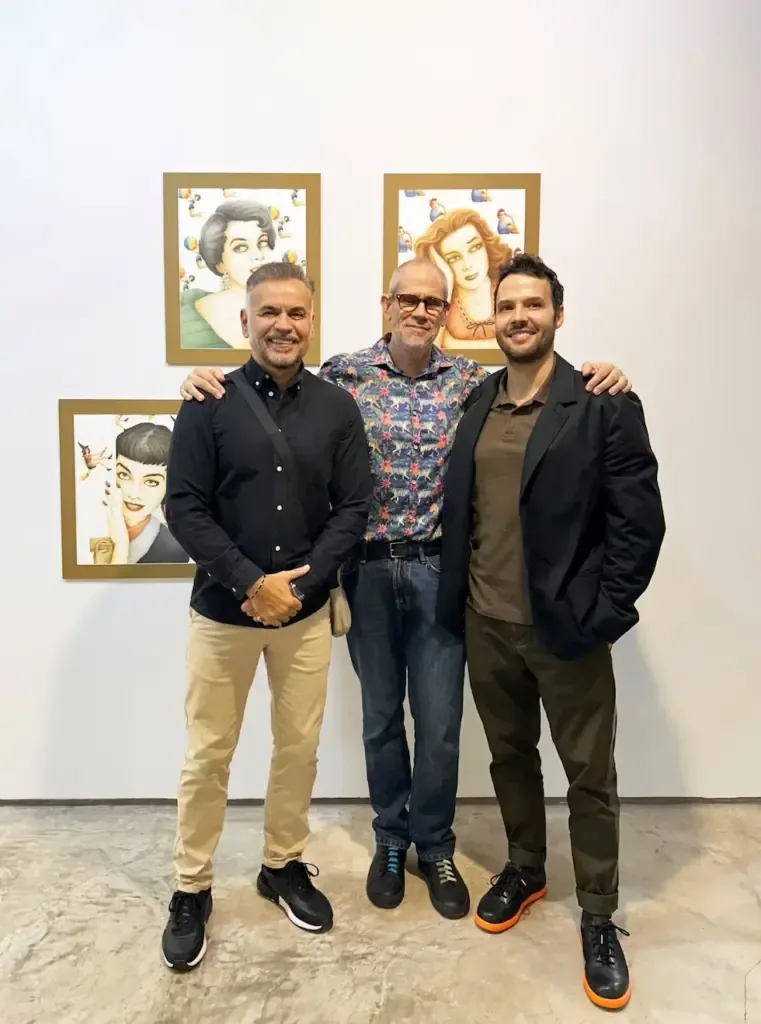 Hugo Flores y Radoslav Marinov acompañan a Gonzalo García Callegari en la presentación de su muestra “Un nuevo sueño americanx” en galería Fórum. Miraflores.