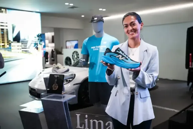 Ximena Duran Delgado, en la presentación oficial de la competencia, junto a la indumentaria de esta edición. (Foto: Joel Alonzo - El Comercio)
