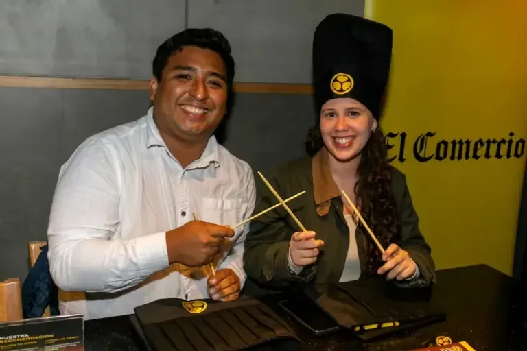 Chopsticks ready. Pedro Bermúdez and Andrea de Abreu enjoy the Teppanyaki experience for El Comercio subscribers as a duo.