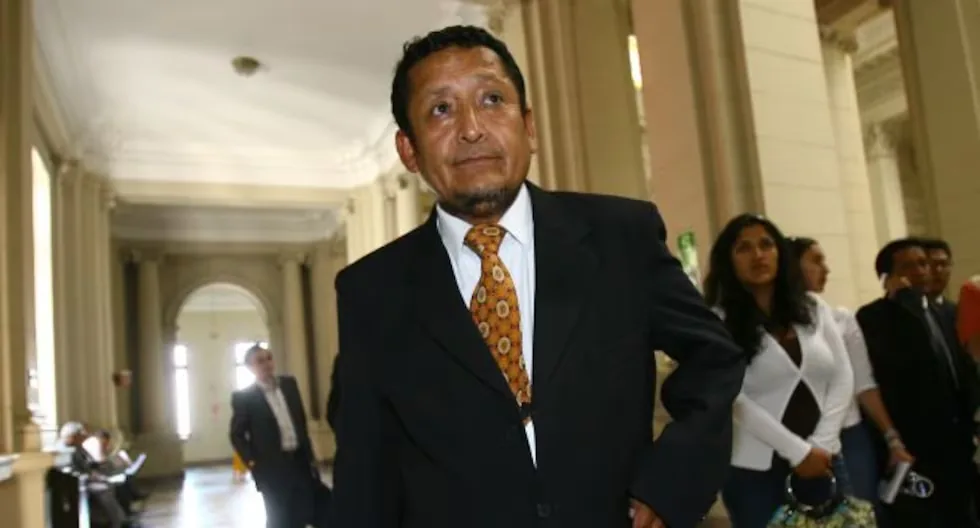 Absalón Vásquez received credentials as senator as alternate for Rafael López Aliaga
