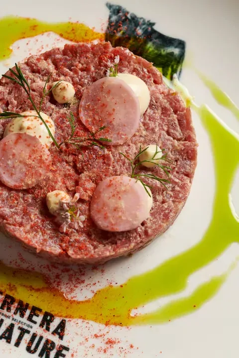 Signature beef tenderloin tartare with marrow, which gives it extra creaminess and flavor. (Photo: Cristina Hara - Sur Studio)
