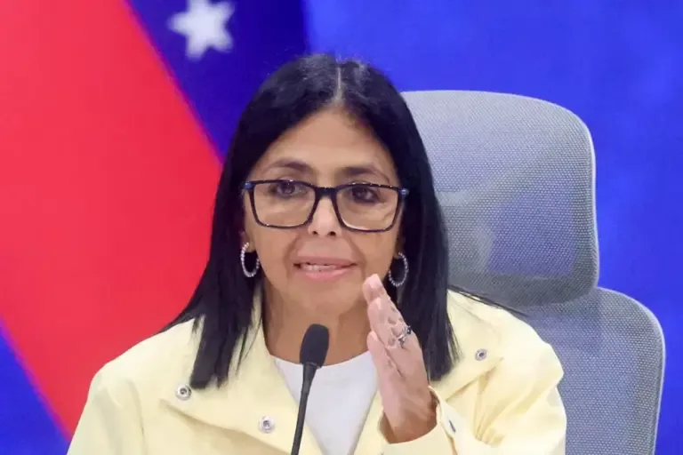 La presidenta encargada de Venezuela, Delcy Rodríguez, habla durante una rueda de prensa tras el doble terremoto que devastó el país. (EFE/ Iván Cárdenas).