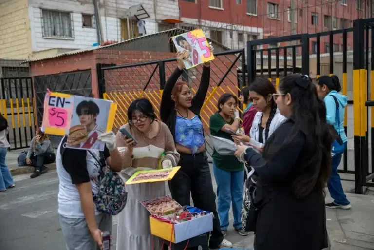 The creativity of vendors during the Enhypen show in Peru. (Photo: Joel Alonzo/ GEC)