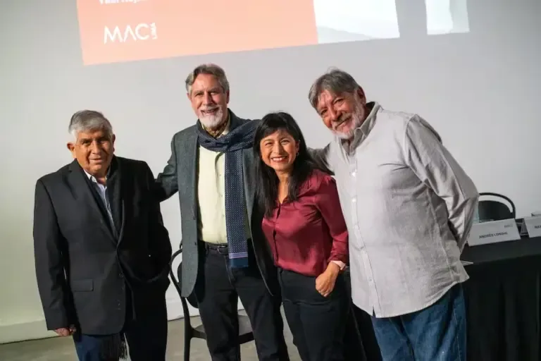 Óscar Medrano, Francisco Sagasti, Yael Rojas y Andrés Longhi comparten ideas antes de la charla “El legado de Caretas”. MAC de Barranco.