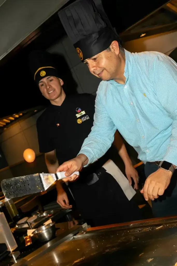 André Villegas, itamae of EDO, teaches subscriber Carlos Iberico the steps of the Teppanyaki experience.
