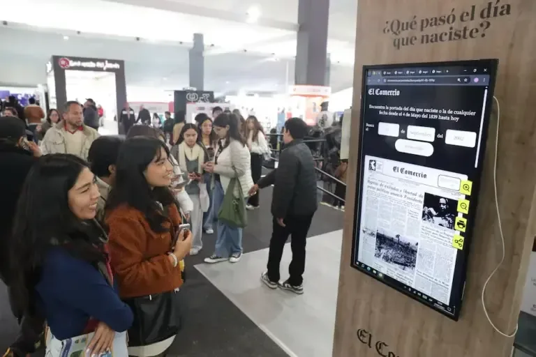 Attendees at FIL Lima 2025 in the interactive experience of printing the cover of El Comercio from the day they were born. | Photo: Julio Reaño/@photo.gec
