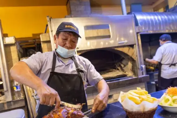 Pollos Begui, the chicken shop that became the meeting point for taxi drivers, party-goers, and night owls since 1993
