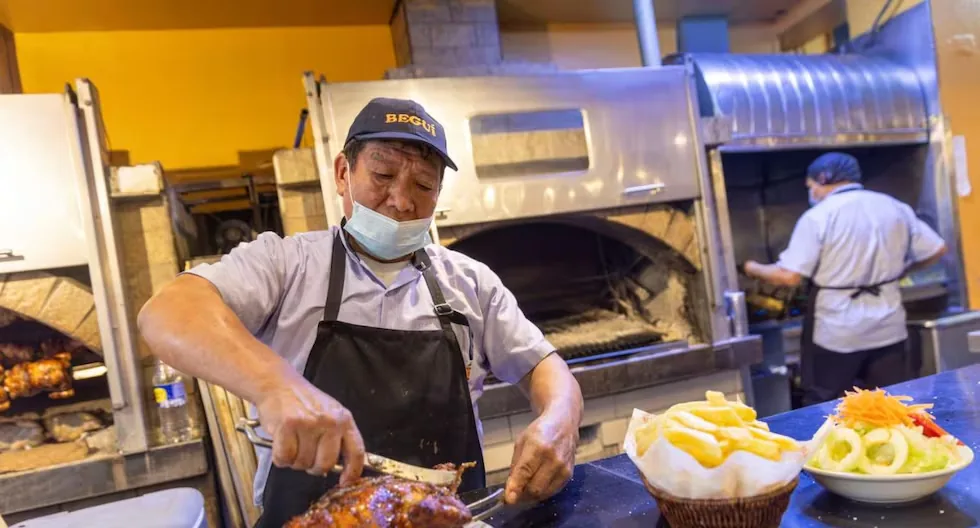 Pollos Begui, the chicken shop that became the meeting point for taxi drivers, party-goers, and night owls since 1993
