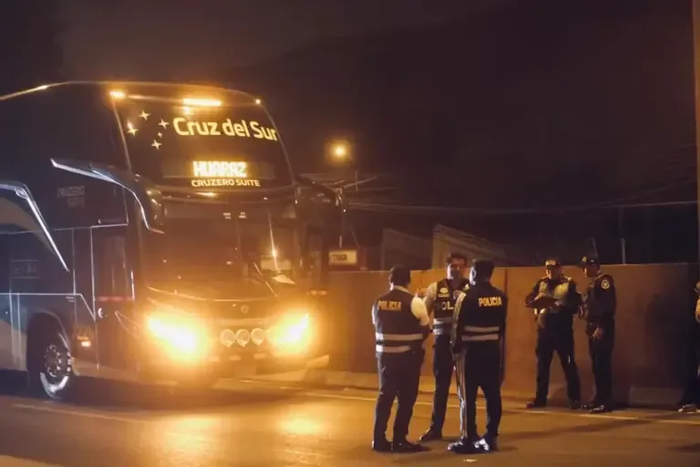 Delincuentes balean bus de Cruz del Sur.