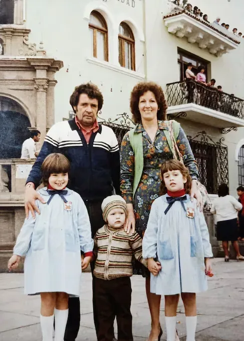 Rebeca Escribens' family during school days. Her parents, Jorge and Vicky, are still very present in her memories.