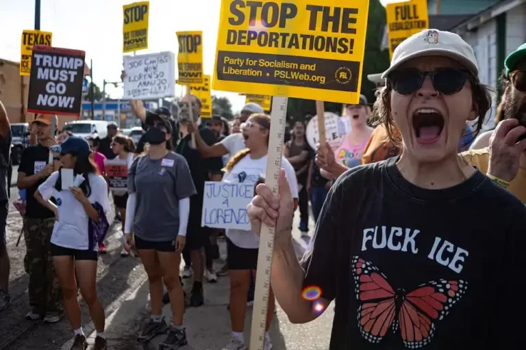 People shout slogans at a protest against immigration policies in Houston, Texas. (EFE/ Carlos Ramírez).
