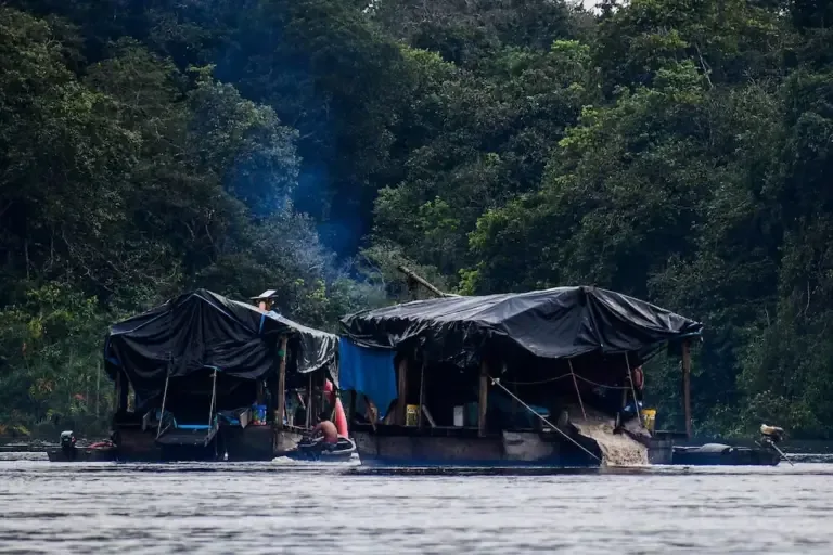 Mining dredges at the entrance to the Pucaurco sector, in the Alto Nanay, operate nonstop and are always connected via Starlink antennas. Photo: Santiago Romaní