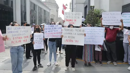 Relatives of Peruvian compatriots who were taken to Russia under false pretenses to then join the war protest outside the Ministry of Foreign Affairs