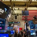 Wall Street closes in red due to fear of interest rate hikes, but records weekly gain
