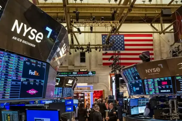 Wall Street closes in red due to fear of interest rate hikes, but records weekly gain