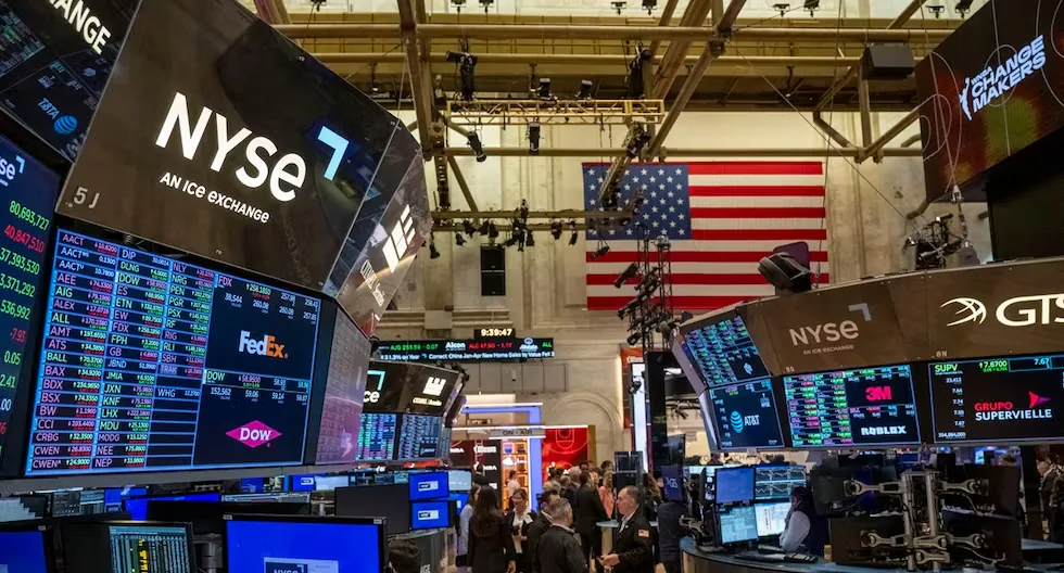 Wall Street closes in red due to fear of interest rate hikes, but records weekly gain