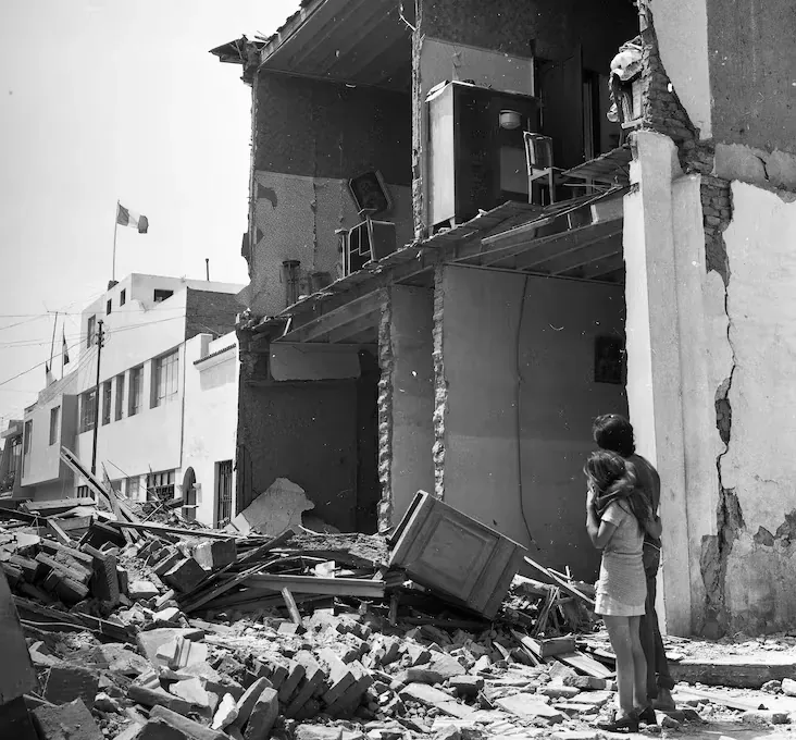 Lima revealed its weakest side: old or informally built constructions suffered as expected in such a situation. (Historical Archive of El Comercio)