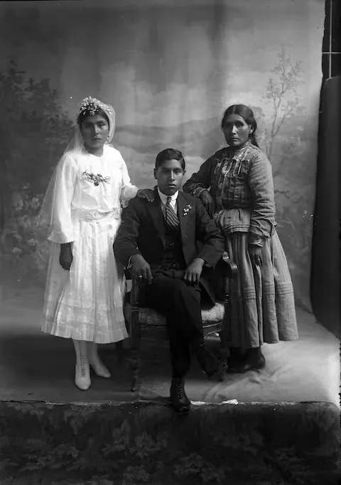 Mestizo couple with the groom's mother, photographed in 1925 by Pablo Veramendi. (Andean Photographic Archive / CBC)