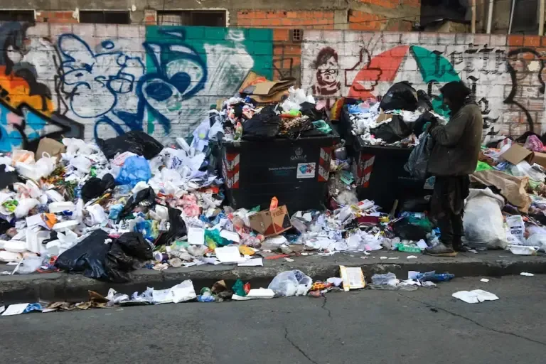Una persona observa una acumulación de basuras, en una calle en La Paz, Bolivia, el 26 de agosto de 2026. (Gabriel Márquez / EFE)