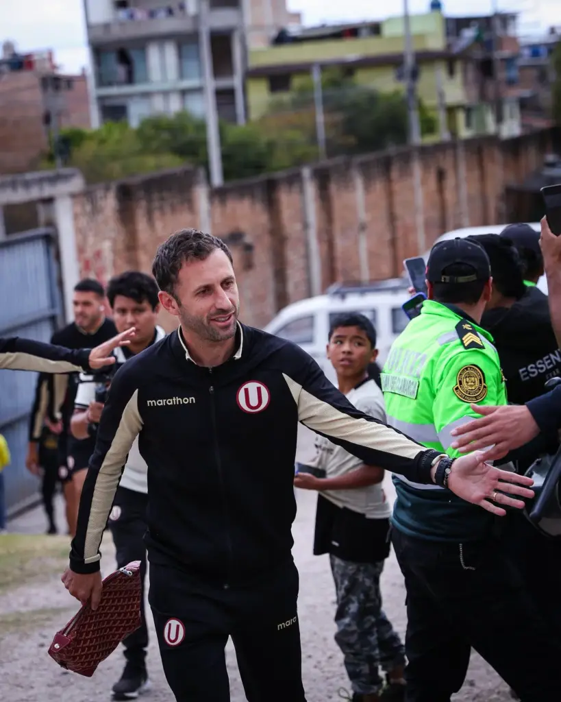 The Universitario squad was received by fans upon arrival at Héroes de San Ramón.