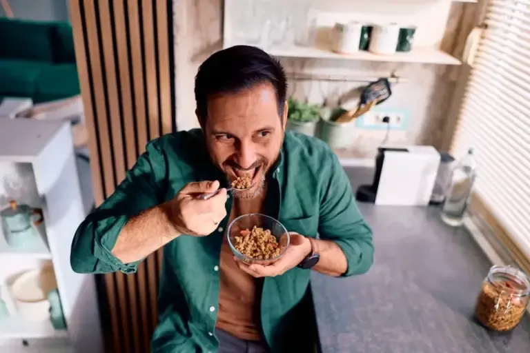 Consuming enough fiber, staying properly hydrated, exercising, and respecting the urge to go to the bathroom promote healthy intestinal activity.