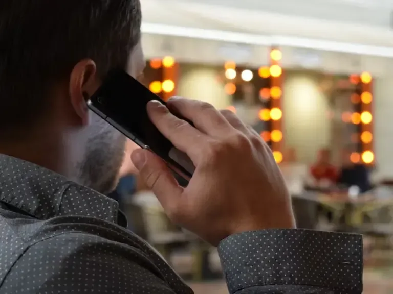 Calls pretending to come from banks or telecommunications companies are often the first step to gain the victim’s trust.