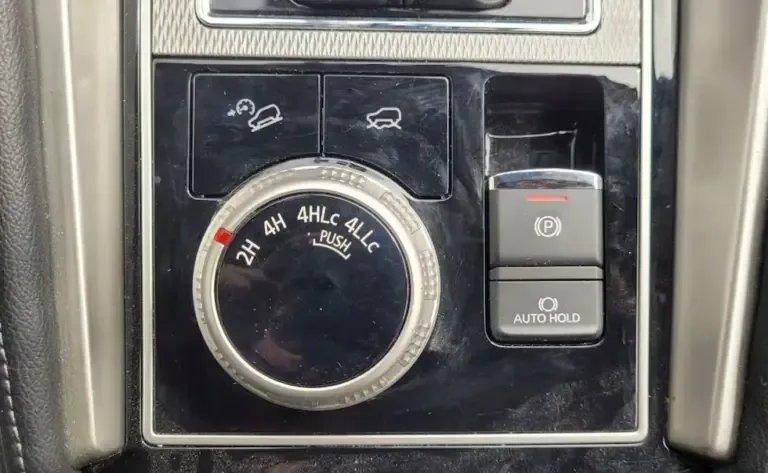 It has an electronic knob to control traction modes: 2H, 4H, 4HLC, and 4LLC. (Photo: Fernando Roca)