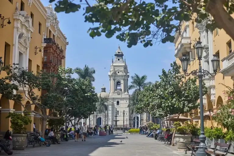 El Pasaje Santa Rosa, en pleno Centro Histórico de Lima, guarda en su nombre la memoria de la santa limeña. Además, reúne cafés y restaurantes.