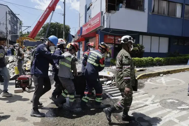 Rescuers carry the lifeless body of a person found under the rubble of a building in the La Lorena sector in Pereira, after the magnitude 7.4 earthquake that shook Colombia, on August 11, 2026. (Carlos Ortega / EFE)