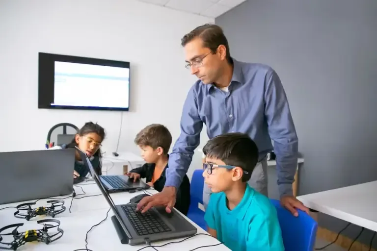Artificial intelligence does not replace the teacher. How should it be applied in schools? This is one of the challenges. (Photo: magnific.com)