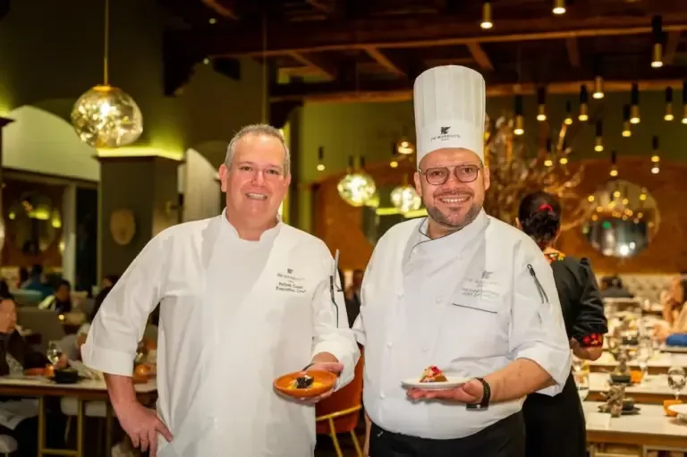 Rafael Casín (executive chef of Marriott Lima) and Orlando Bastidas (executive chef of Marriott Quito) shared knowledge and flavors in a new edition of the JW Marriott Chefs Travel program. (Photo: Diffusion)