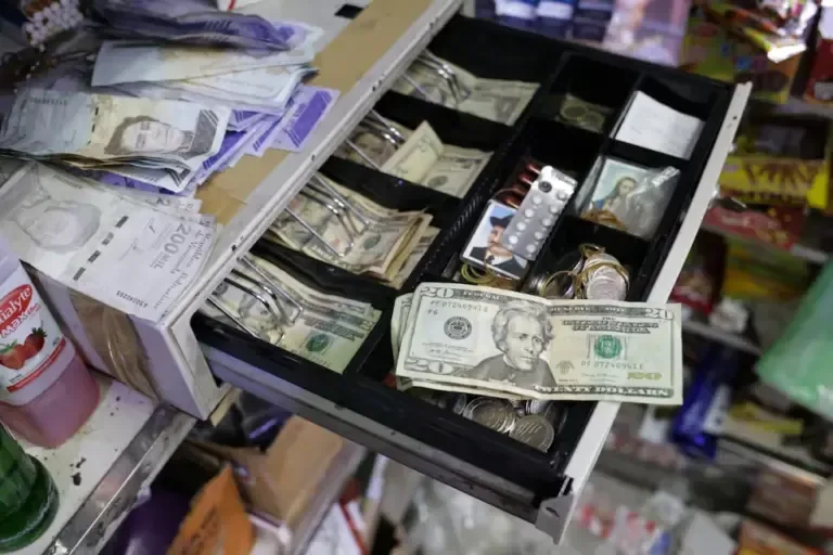 See here the BCV dollar price in Venezuela. Check the values of DólarToday and MonitorDólar. | Photo: AFP