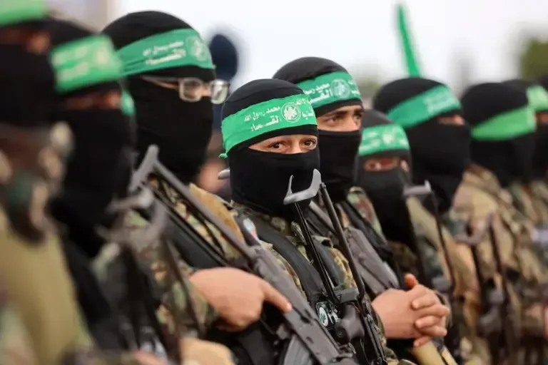 Combatientes de Hamás se reúnen en el lugar de la entrega de dos rehenes israelíes en Rafah, al sur de la Franja de Gaza, el 22 de febrero de 2025. (Foto de Omar AL-QATTAA / AFP).
