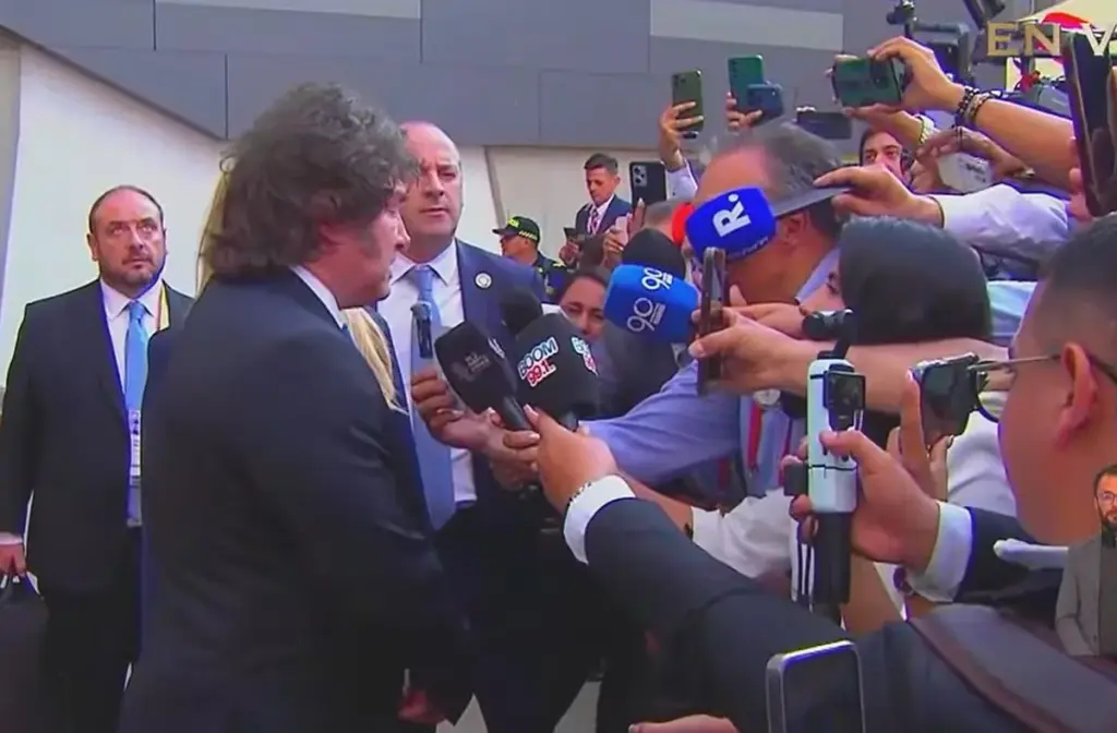 Javier Milei, presidente de Argentina, declaró a los periodistas antes de entrar al auditorio de la USC.