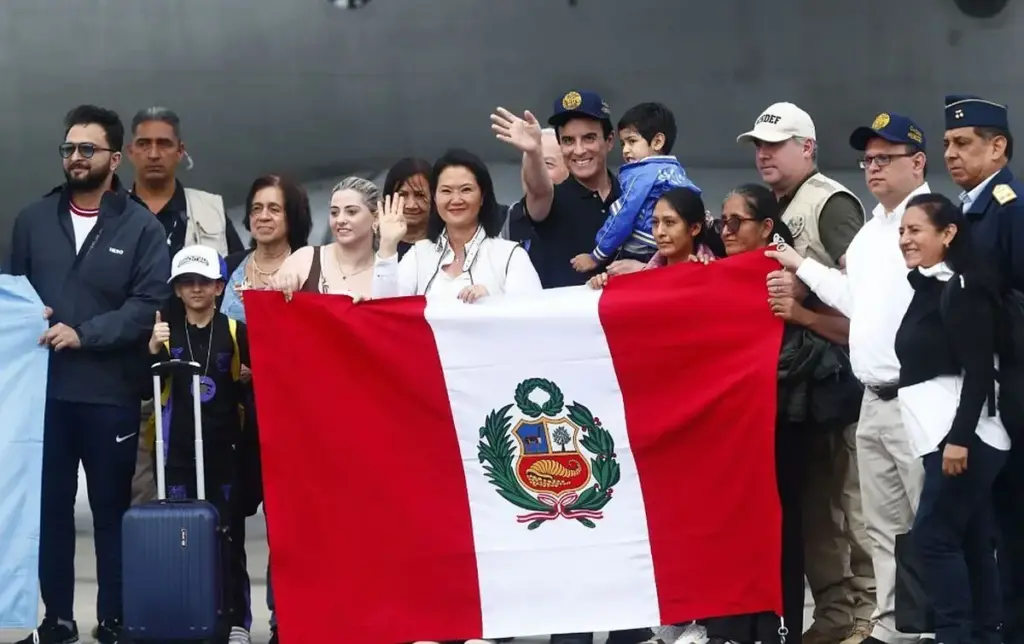 La presidenta Keiko Fujimori recibió en la mañana del lunes a un grupo de peruanos repatriados desde Venezuela, tras los terremotos que afectaron dicho país el pasado 24 de junio. Según informa Andina, se trata de diez peruanos que fueron repatriados hacia nuestro país debido a un pedido expreso por parte de ellos y ante una situación difícil tras los dos terremotos ocurridos en el país caribeño.
