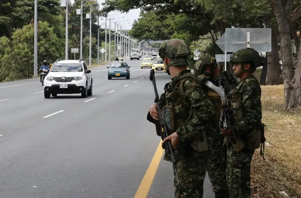 Members of the Colombian National Army patrol the Pan-American highway this Thursday, in the Colombian city of Cali | Photo: EFE/ Mauricio Dueñas Castañeda