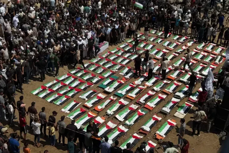 Mass burial of 112 members of the same family, including children, women, men, and elderly, whose bodies were recovered from the rubble in Gaza after the Israeli Army bombed their homes. (EFE/ Ahmad Awad).