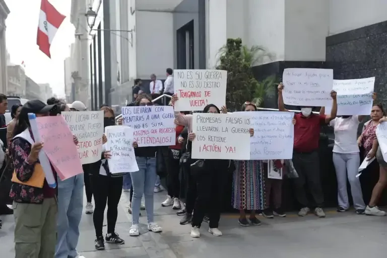 Relatives of Peruvians in Russia protest at the entrance of the Ministry of Foreign Affairs on April 28 (Photo: Hugo Pérez / GEC.)