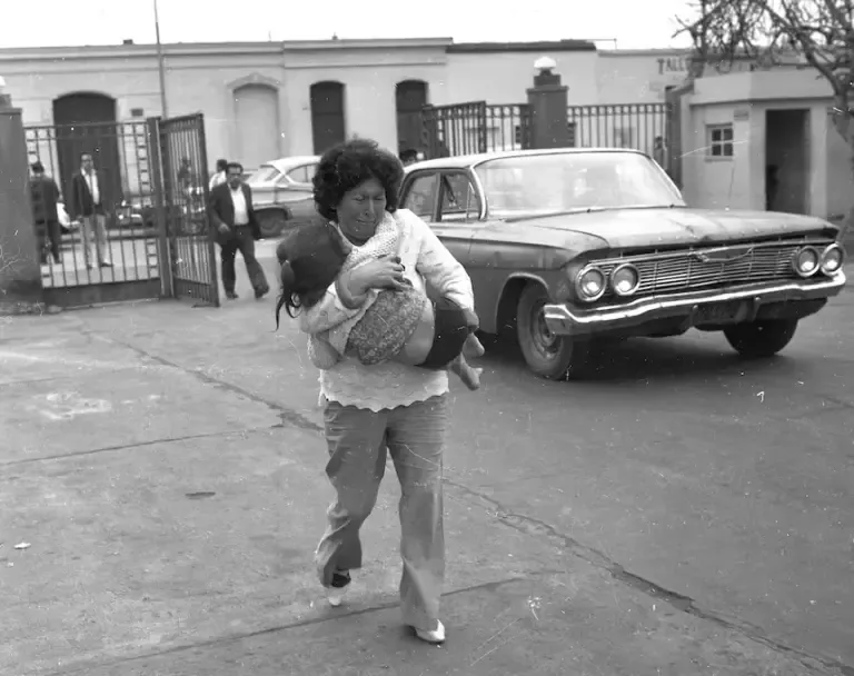 The senior newspaper's photojournalists captured the reactions of people running terrified through the streets. (Historical Archive of El Comercio)