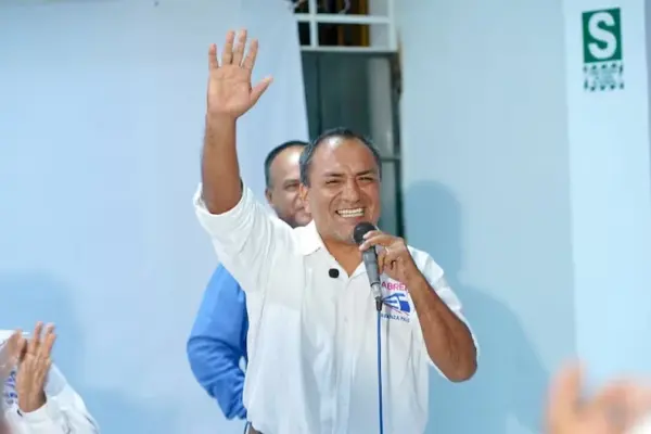 Tiene 16 inmuebles por S/13 millones en San Martín y procesos por lavado y proxenetismo: la historia del candidato Óscar Cabrera de Avanza País