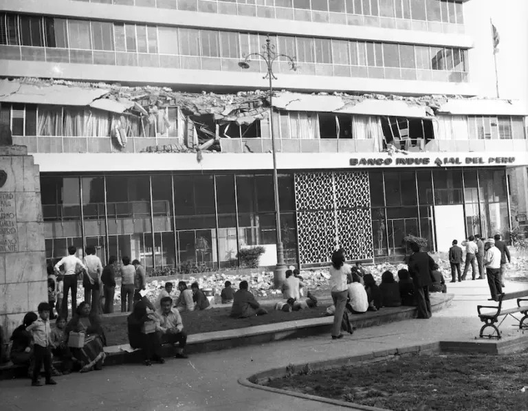 This is how the second floor of the Banco Industrial building, now housing Reniec, in Plaza Gastañeta, downtown Lima, looked after the quake. (Historical Archive of El Comercio)