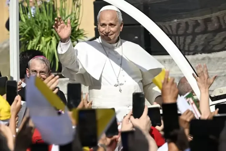 PHOTO OF THE DAY - PAVIA (Italy), 06/20/2026.- Pope Leo XIV greets the faithful during his pastoral visit to Pavia, Italy. EFE/DANIEL DAL ZENNARO